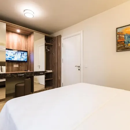 Kalamaki Flats Aparthotel